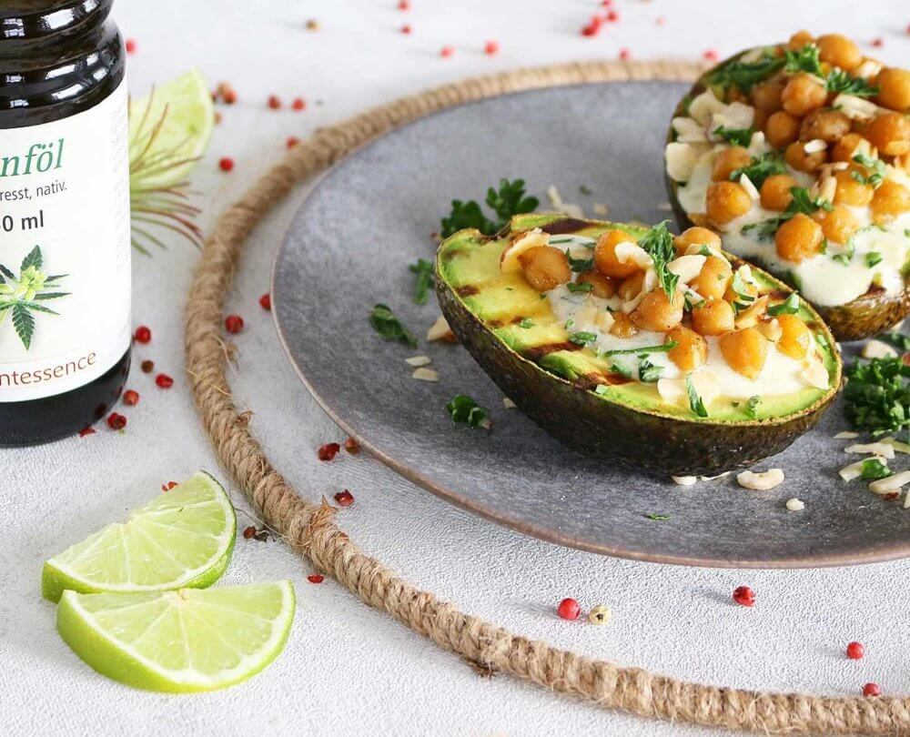 Rezept für Gegrillte Avocado mit Hanföl-Quark und gerösteten Kichererbsen