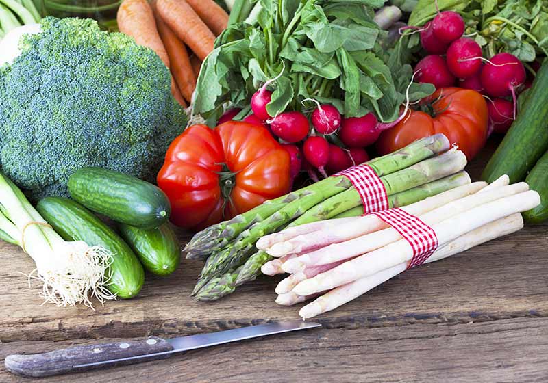 Saisonales Gemüse wie Spargel, Brokkoli, Radieschen, Gurke, Paprika und Lauch