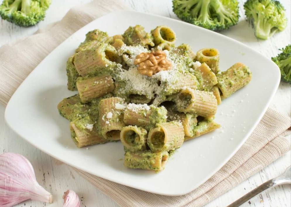 Pasta mit Brokkoli Frischkäse Sauce, Parmesan und Walnüssen