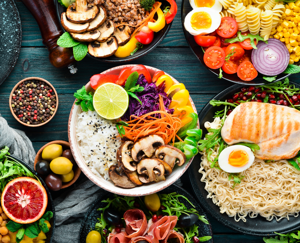Ernährungstrends 2025 Beitragsbild: Verschiedene Teller mit gesundem Essen
