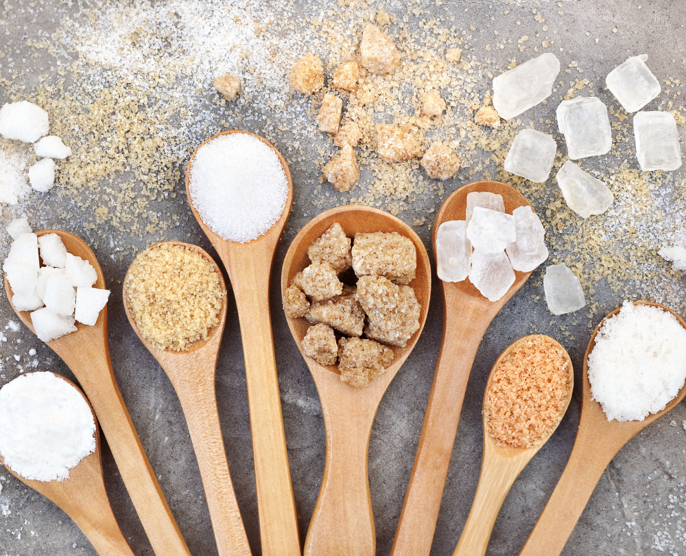 Zucker und D-Tagatose Beitragsbild: Verschiedene Zuckerarten auf Holzlöffeln