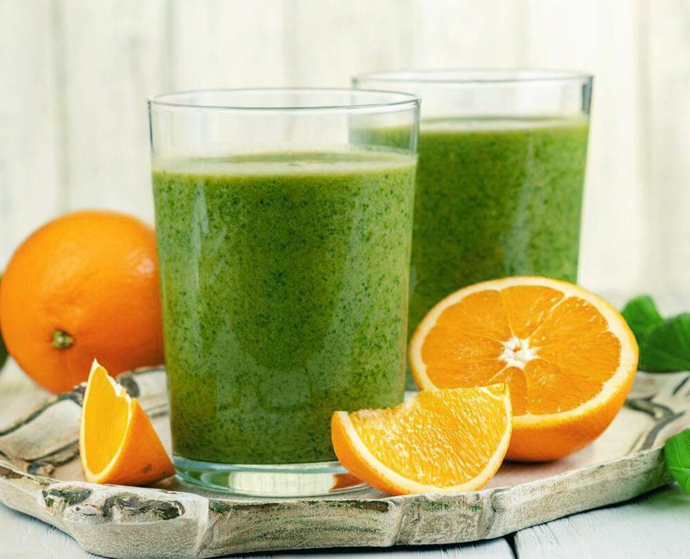 grüner smoothie mit moringa und gerstengras