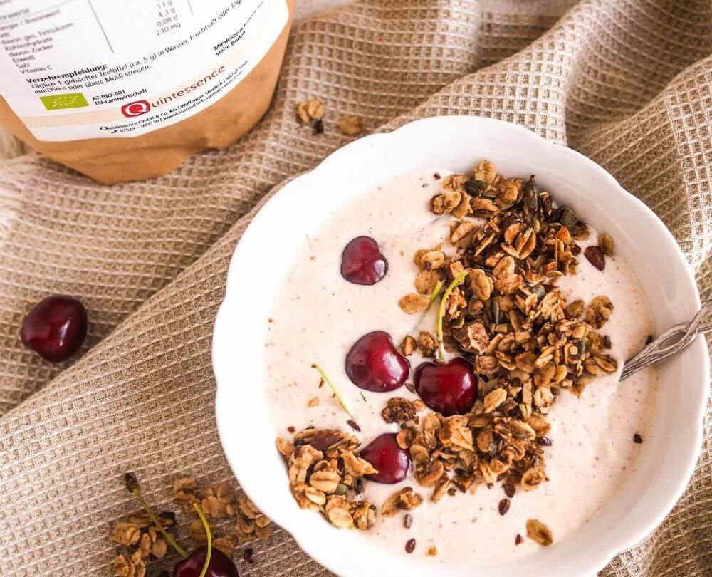 frühstücksbowl mit hagebutte und granola
