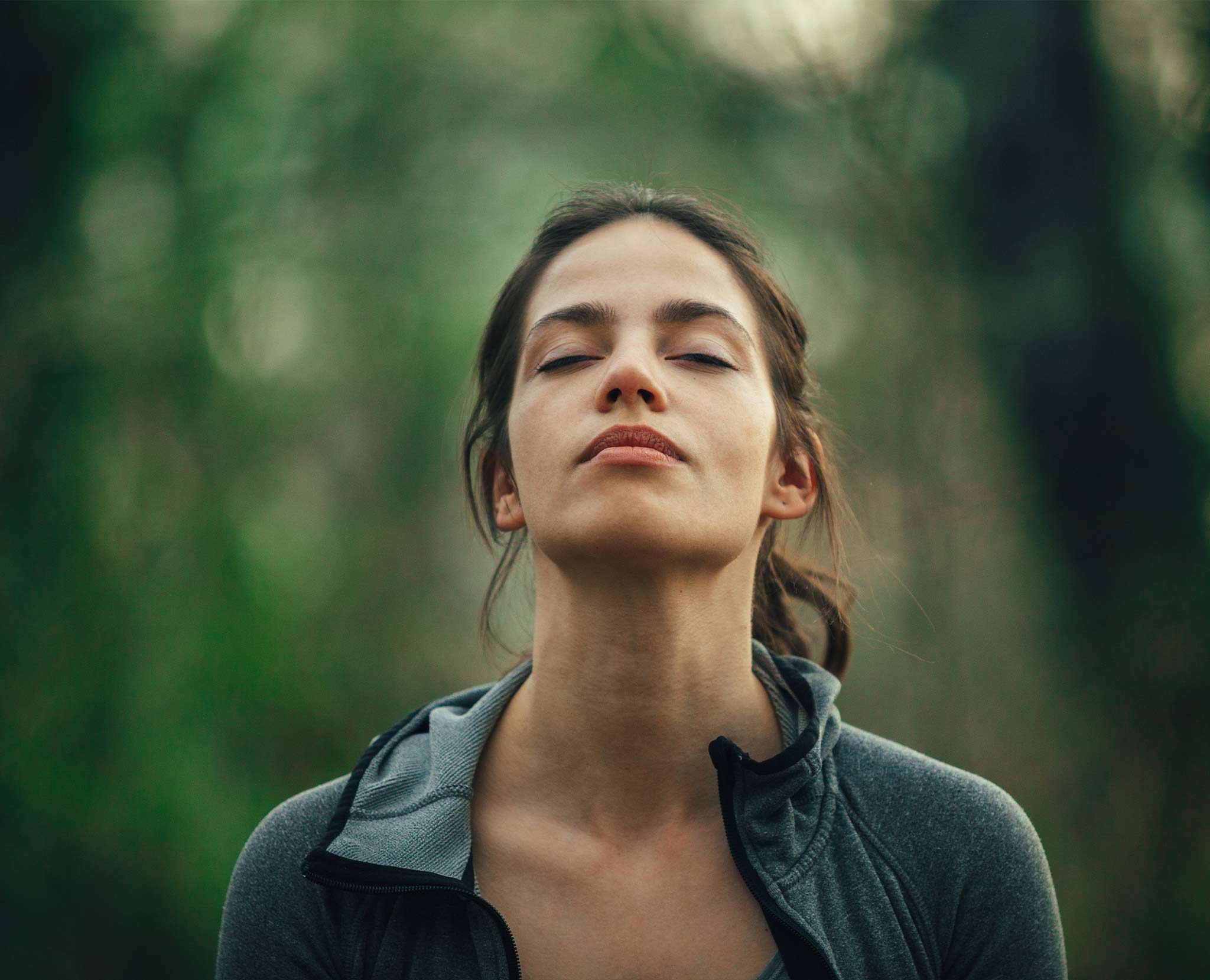 pms beschwerden beitragsbild: frau mit geschlossenen augen ind er natur