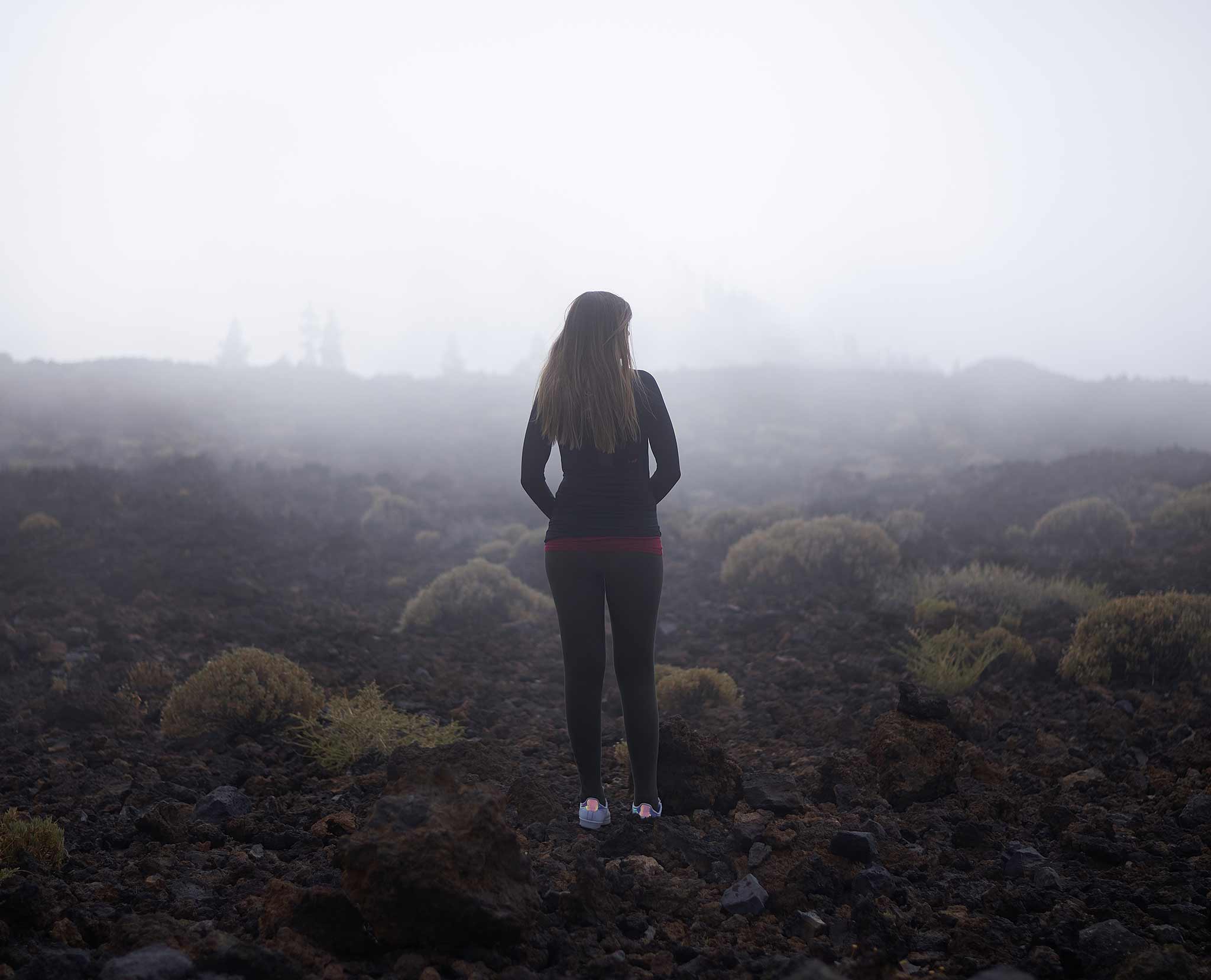 Winterdepression beuitragsbild: frau steht allein in der düsteren natur