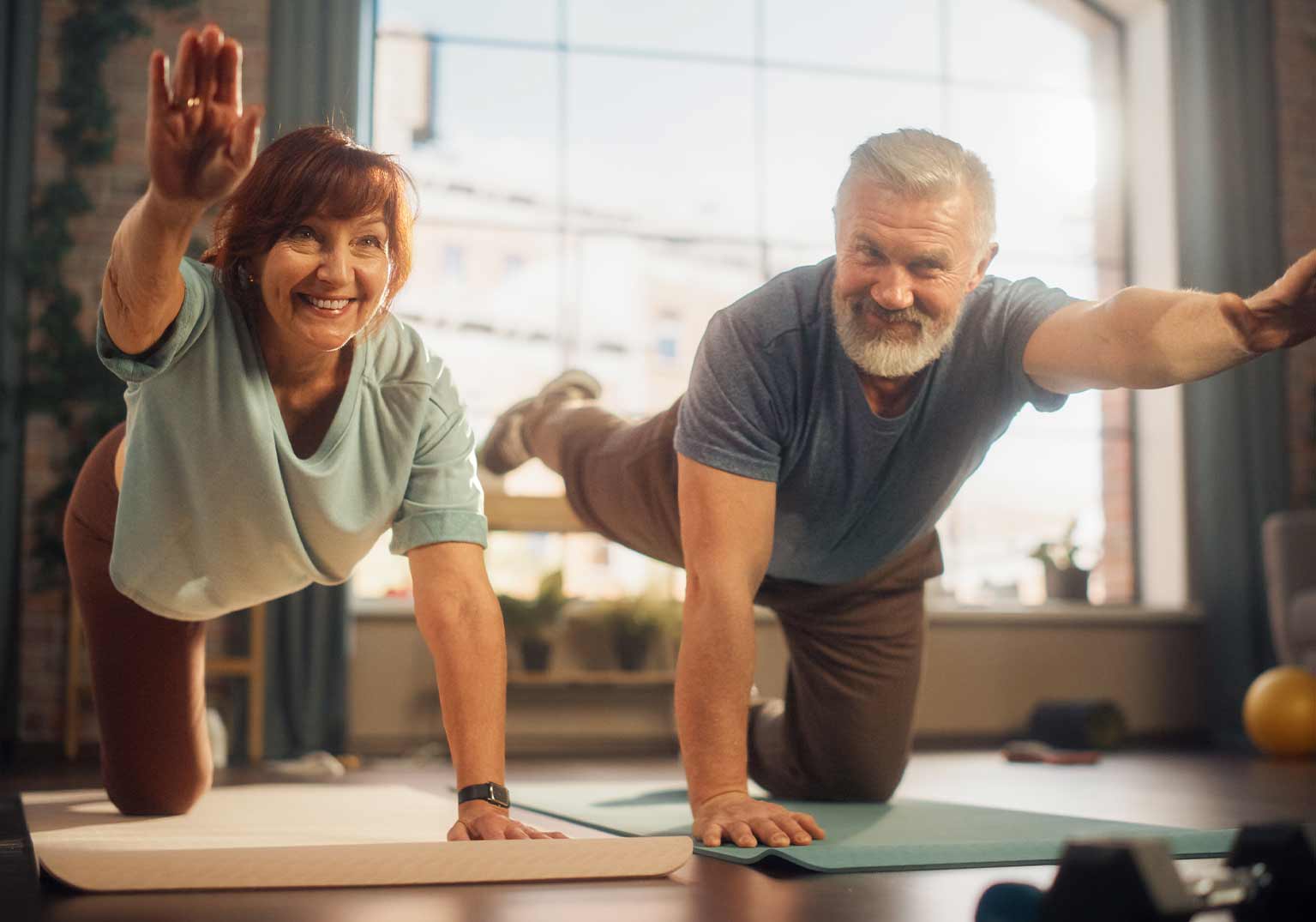 alte menschen machen sport auf der matte