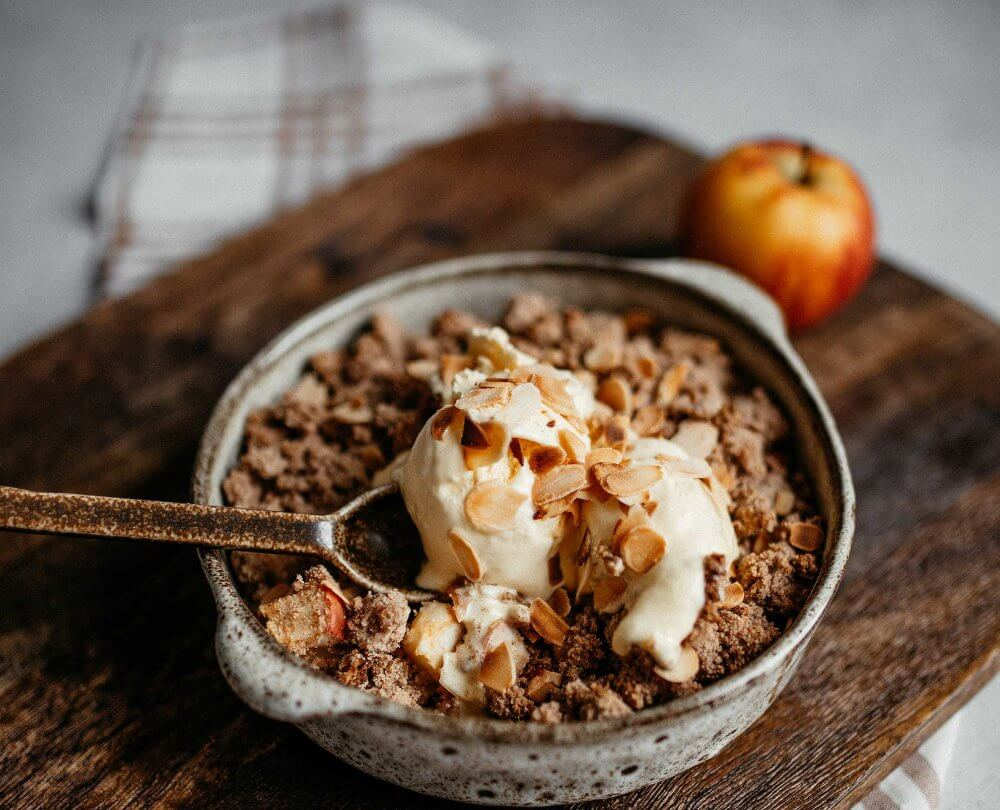 apple crumble beitragsbild von apple crumble mit vanilleeis