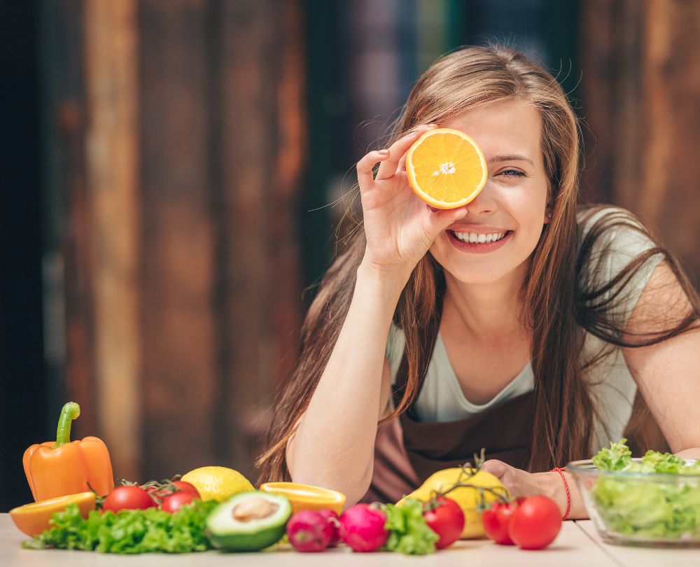 Die Macht der Nährstoffe beitragsbild: achende Frau mit Obst und Gemüse