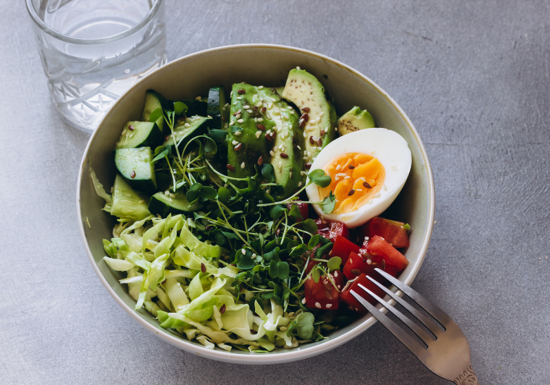 Schüssel mit Salat, Avocado und Ei