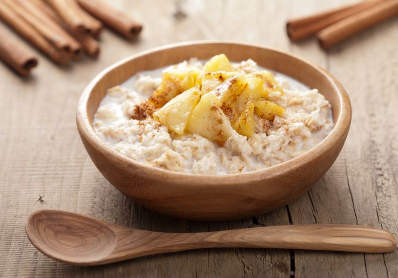 Warmes Porridge mit Apfel und Zimt