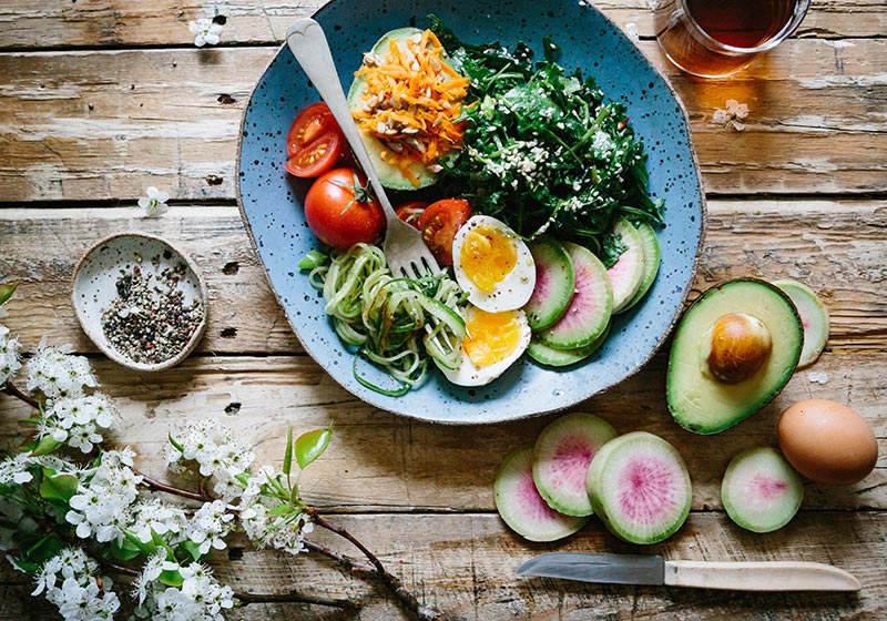 bild von salatschüssel mit ei