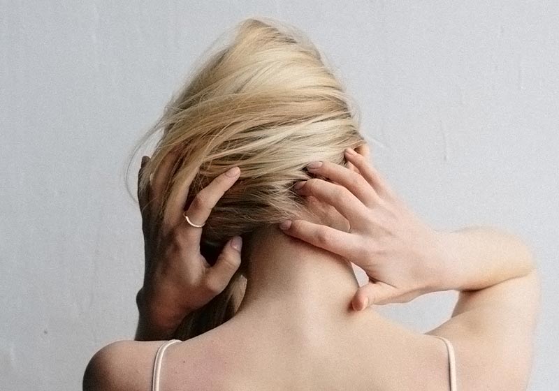 frau hält sich den nacken