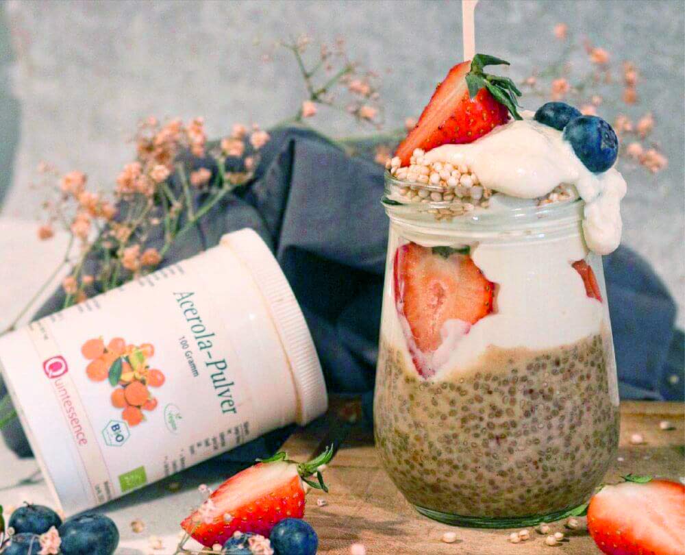 Chiabowl mit acerolapulver beitragsbild: chiapudding im glas mit acerolapulver produkt