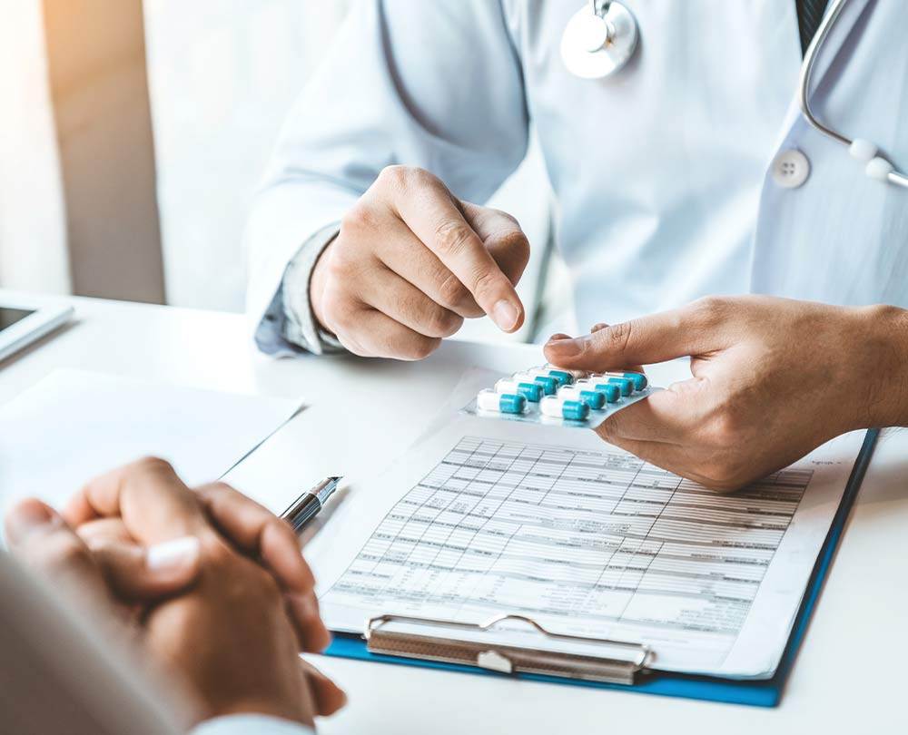 Arzneimittel auf dem Prüfstand: Medikamente als Nährstoffräuber beitragsbild: arzt erklärt medikamente