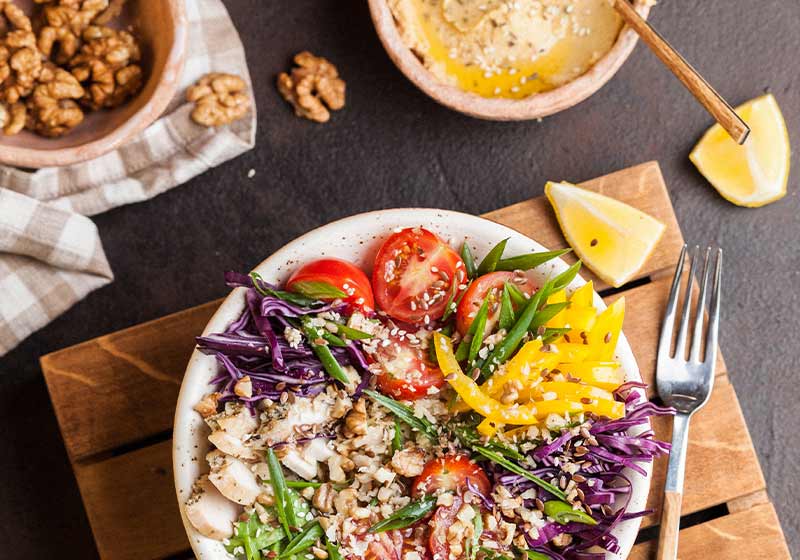 teller mit buntem ausgewogenen essen