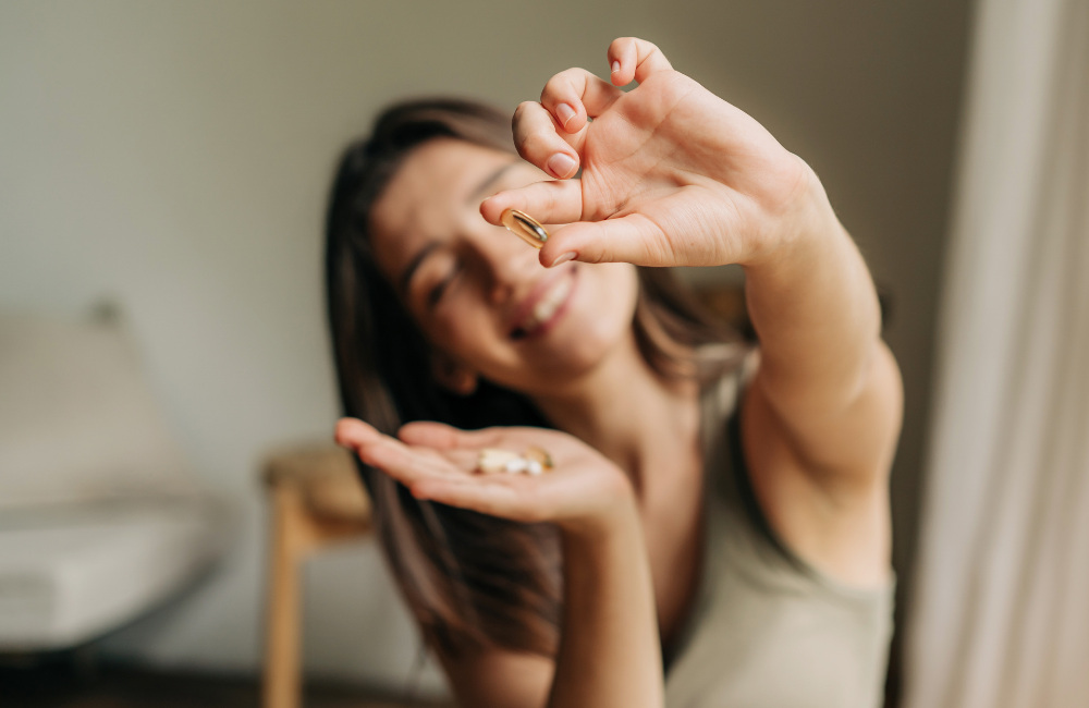 Worauf du beim Kauf von Nahrungsergänzungsmitteln achten solltest beitragsbild: frau hält kapseln in der hand