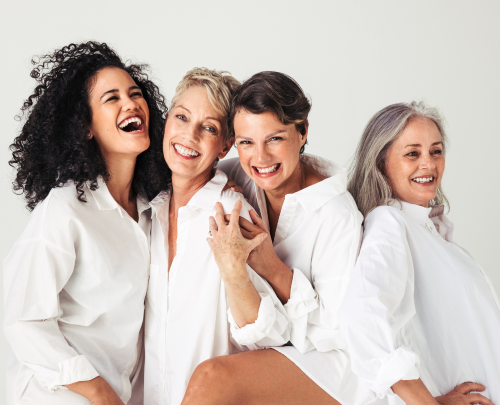 Wechseljahre Beschwerden ohne Hormone lindern beitragsbild mit 4 älteren Frauen, die lachen