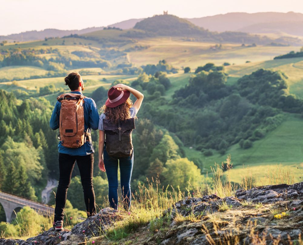 Nachhaltige Outdoor-Aktivitäten Beitragsbild: Paar beim Wandern im Grünen