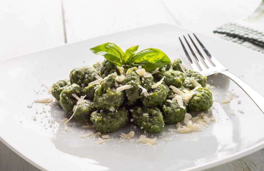 spinat gnocchi auf teller