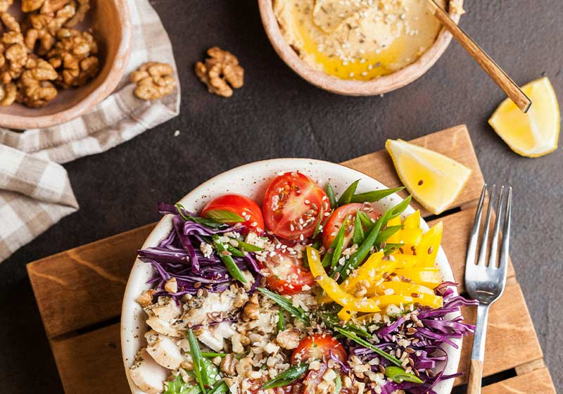 ausgewogenes gesundes buntes essen