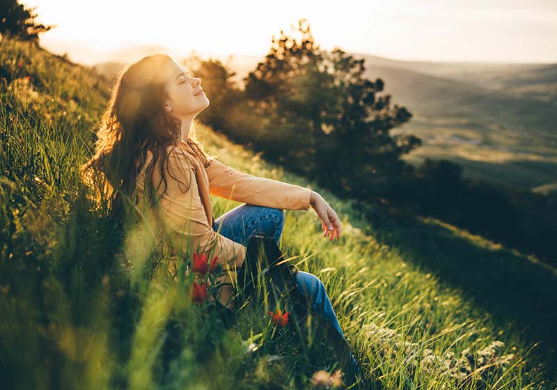 frühjahrsmüdigkeit b eitragsbild: frau sitzt am berg