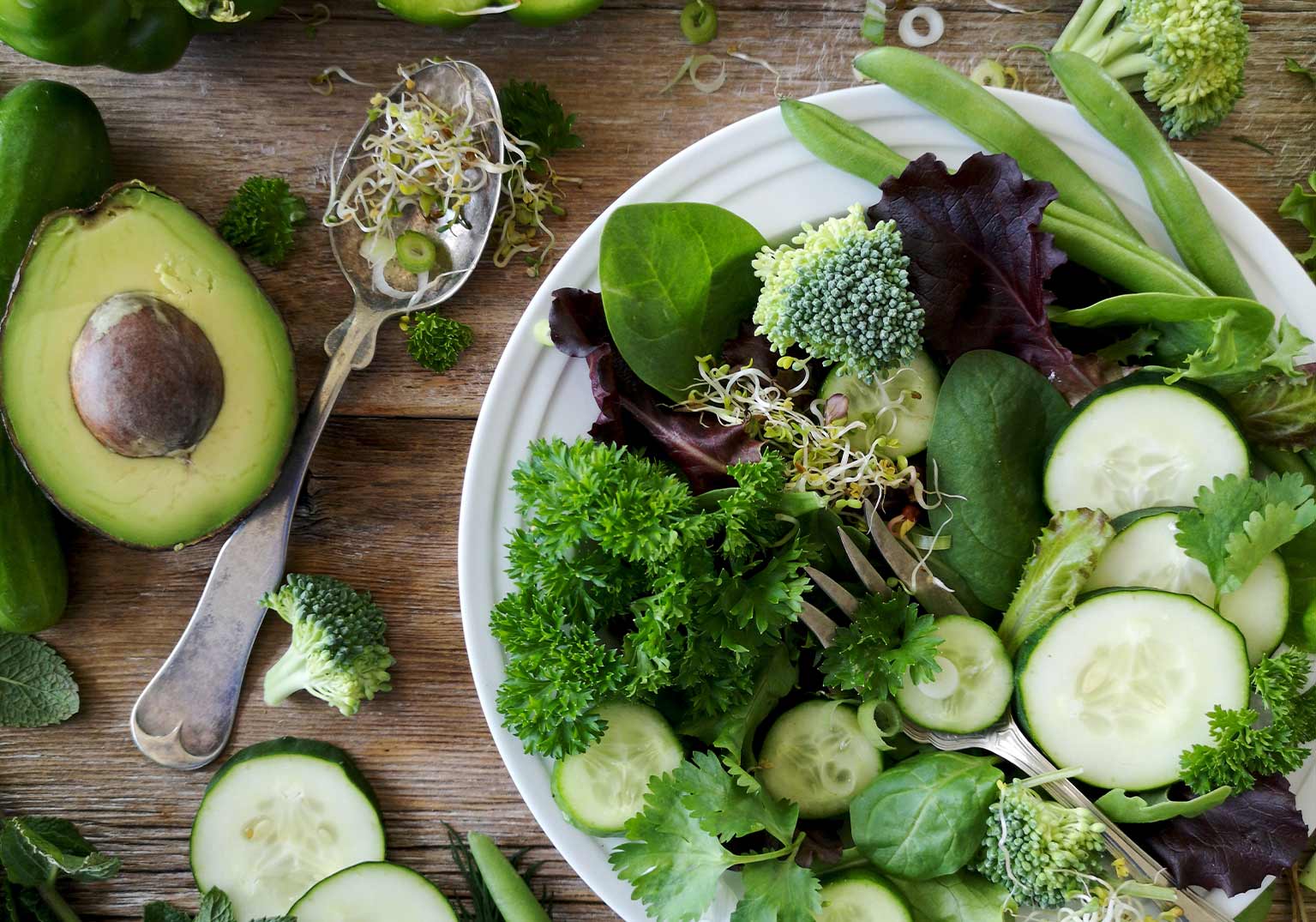 bild von grünem gemischten salat