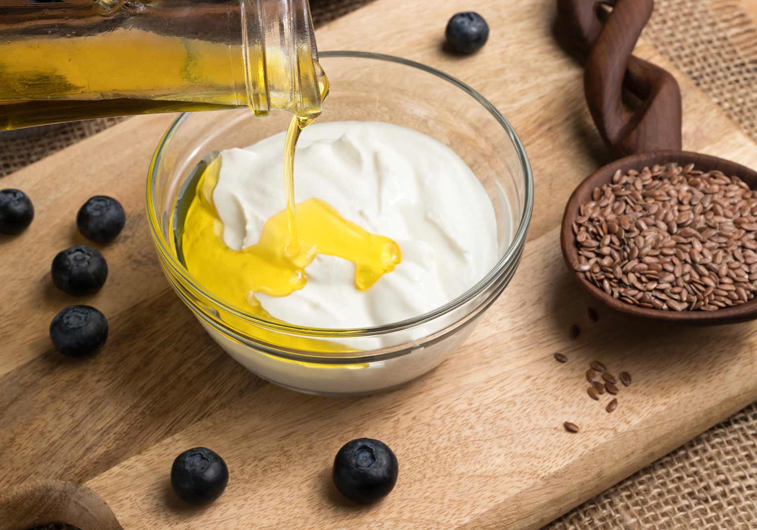 öl wird in joghurt gekippt