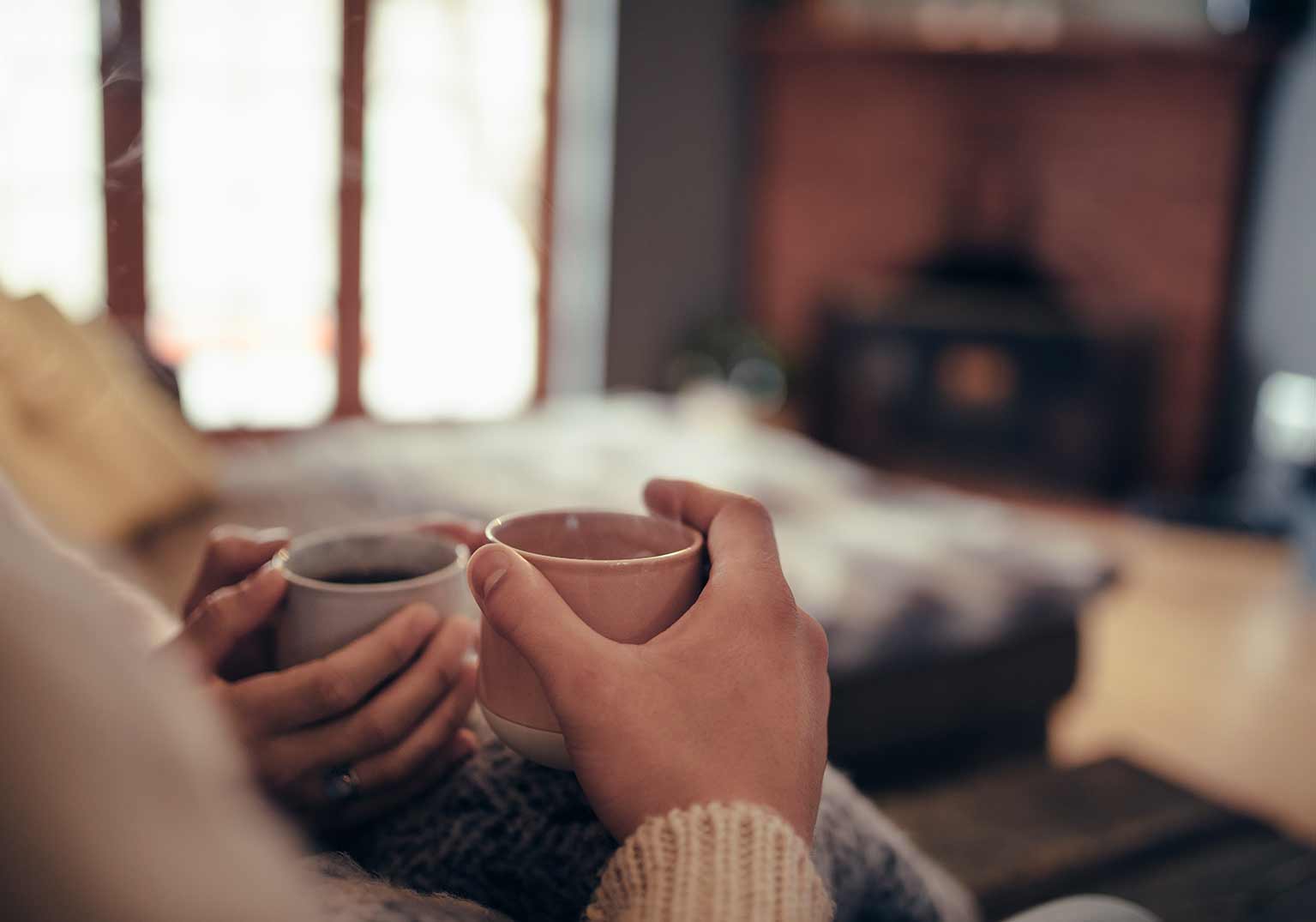 zwei hände halten teetassen