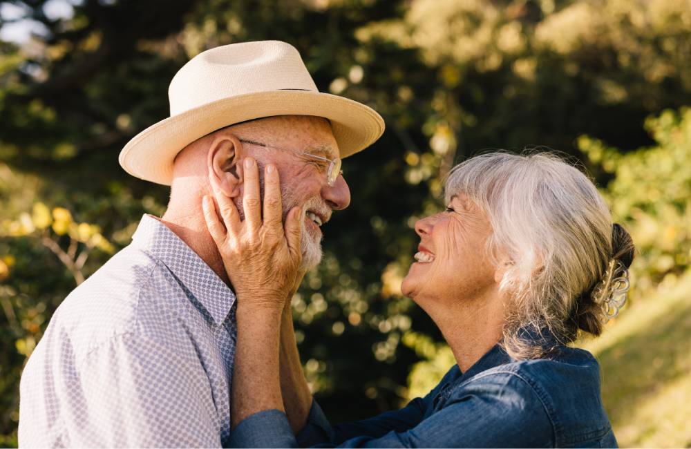 longevity beitragsbild: altes ehepaar schaut sich an