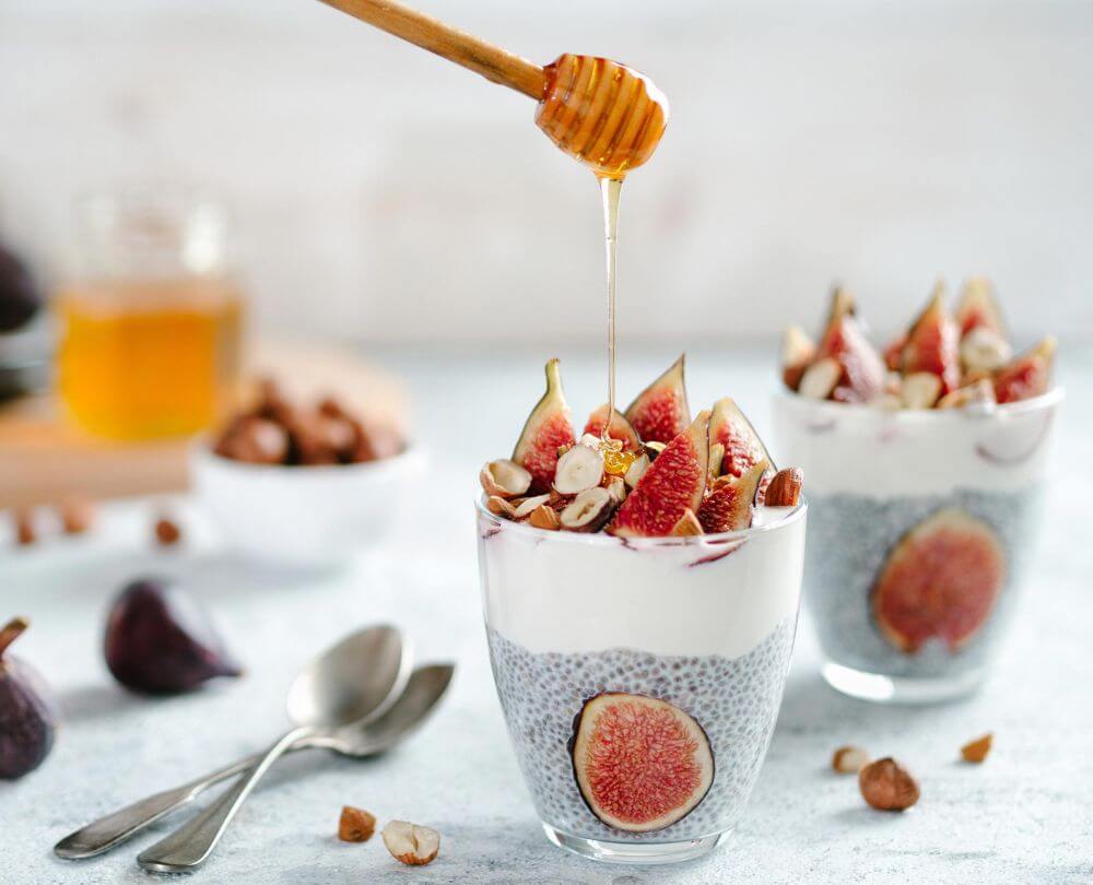 joghurt mit chiasamen und früchten