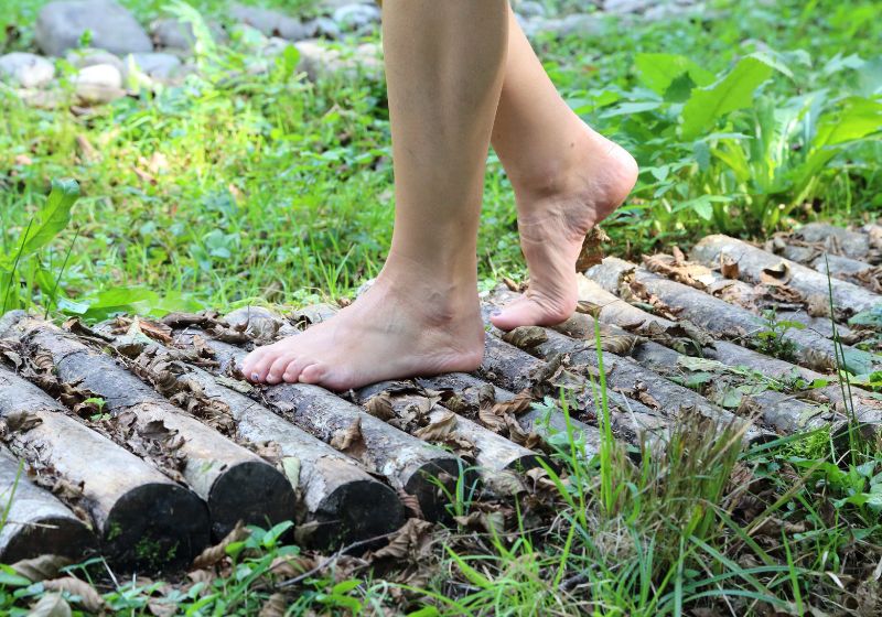 füße auf einem naturpfad