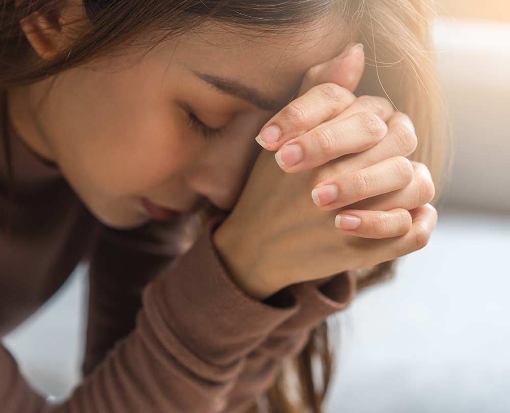 Hausmittel gegen Kopfschmerzen: auf natürliche Weise Linderung finden beitragsbild: frau stützt kopf auf den händen auf