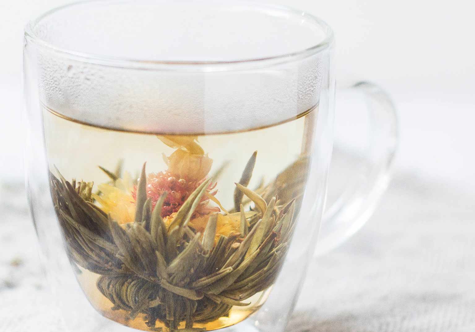 tasse mit kräutertee