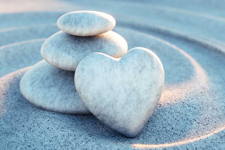 bild von herzen aus stein im sand