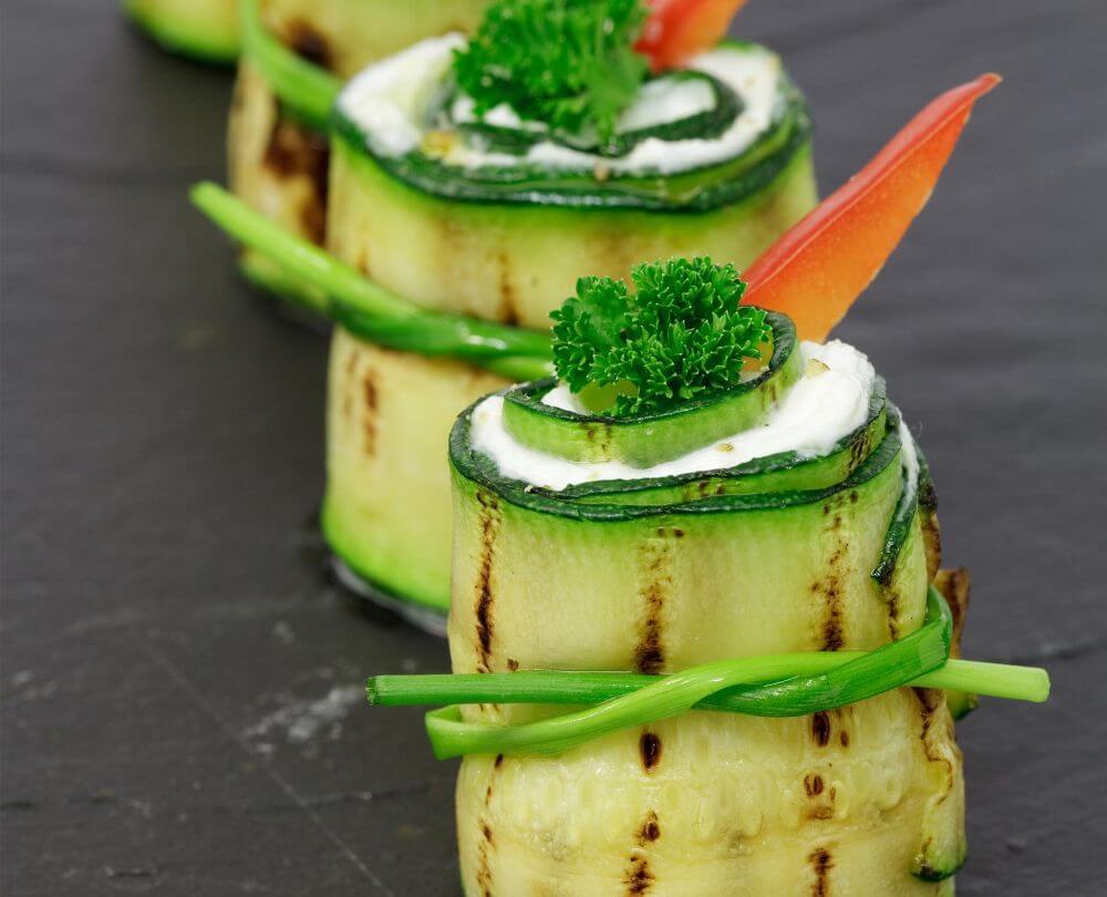 Zucchiniröllchen mit Frischkäsefüllung