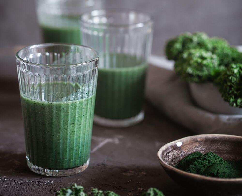 Gruener-Smoothie-mit-Gruenkohl-und-Banane-1