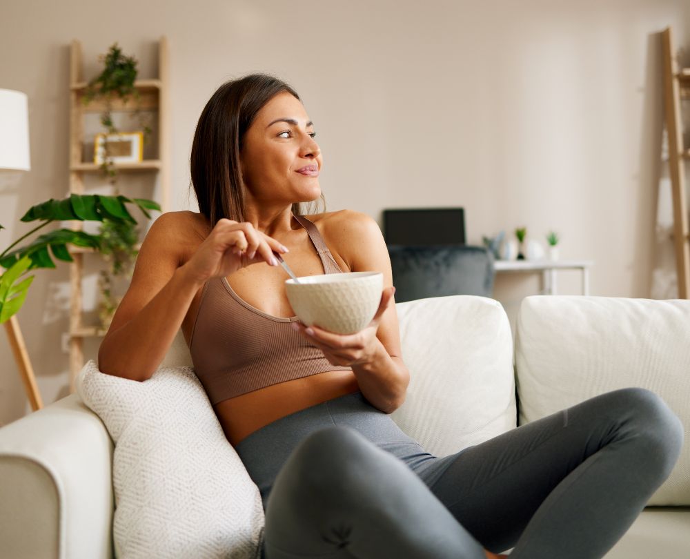 was ist der stoffwechsel beitragsbild: frau mit schüssel auf dem sofa