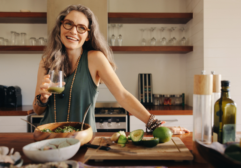 Frau in der Küche mit gesundem Essen